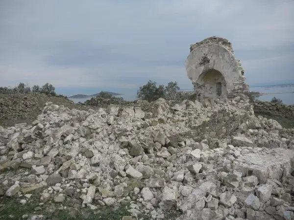 250 yıllık manastır şapeli defineci kazıları nedeniyle yıkıldı 250 yıllık manastır şapeli defineci kazıları nedeniyle yıkıldı