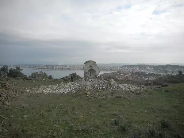 250 yıllık manastır şapeli defineci kazıları nedeniyle yıkıldı 250 yıllık manastır şapeli defineci kazıları nedeniyle yıkıldı