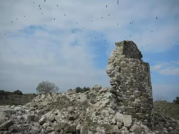 250 yıllık manastır şapeli defineci kazıları nedeniyle yıkıldı 250 yıllık manastır şapeli defineci kazıları nedeniyle yıkıldı