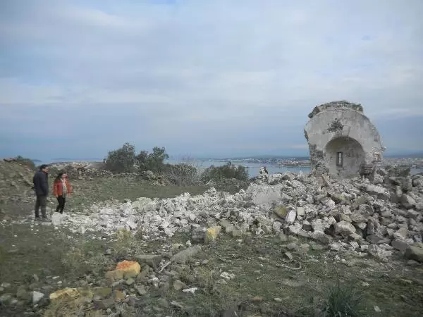 250 yıllık manastır şapeli defineci kazıları nedeniyle yıkıldı 250 yıllık manastır şapeli defineci kazıları nedeniyle yıkıldı
