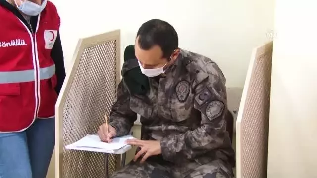 AFAD ve emniyet personelinden farkındalık için kan bağışı AFAD ve emniyet personelinden farkındalık için kan bağışı
