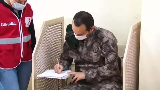 AFAD ve emniyet personelinden farkındalık için kan bağışı AFAD ve emniyet personelinden farkındalık için kan bağışı