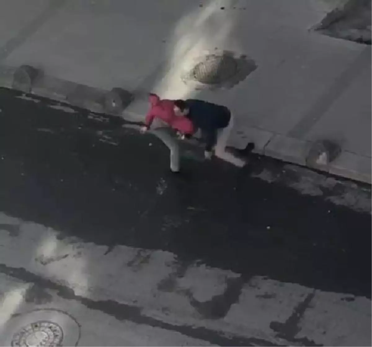 Arnavutköy'de bir garip kavga kamerada... Önce kavga ettiler, sonra sarılıp uzaklaştılar