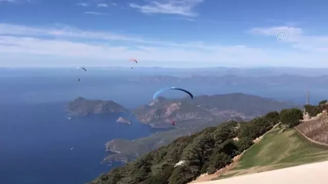 Babadağ'dan 73 bin 910 kişi yamaç paraşütüyle uçtu Babadağ'dan 73 bin 910 kişi yamaç paraşütüyle uçtu
