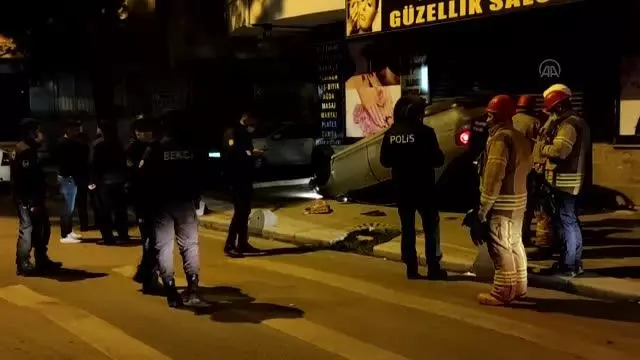Bağcılar'da otomobil takla attı Bağcılar'da otomobil takla attı