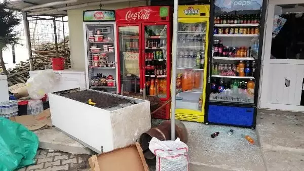 Çanakkale'de engelli gence cinsel saldırı şüphelisinin iş yerinin camları kırıldı Çanakkale'de engelli gence cinsel saldırı şüphelisinin iş yerinin camları kırıldı