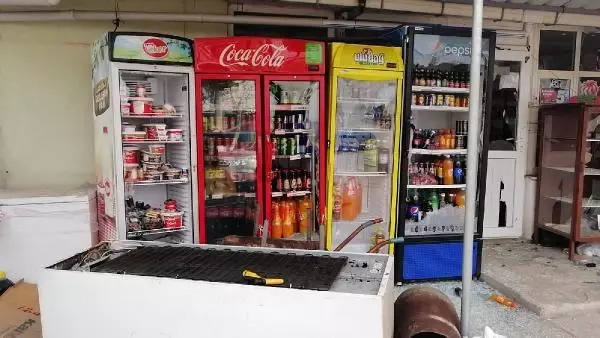 Çanakkale'de engelli gence cinsel saldırı şüphelisinin iş yerinin camları kırıldı Çanakkale'de engelli gence cinsel saldırı şüphelisinin iş yerinin camları kırıldı