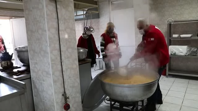 Çubuk'ta Türk Kızılay'dan ihtiyaç sahiplerine sıcak yemek yardımı