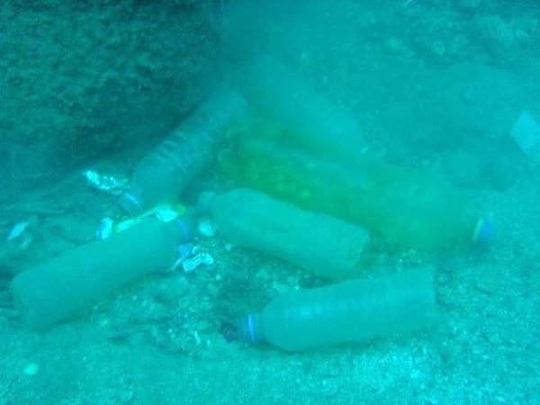 Deniz tabanı, 'kısmet açmak' için atılan asma kilit ve plastikle dolu