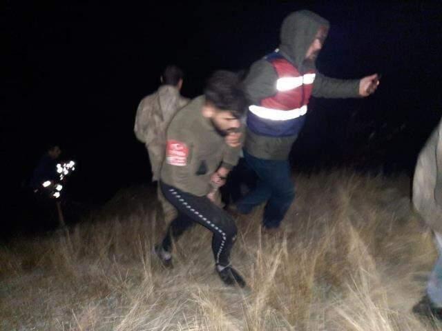 Elazığ'da defineciler açtıkları 3 metrelik çukurda yakalandı Elazığ'da defineciler açtıkları 3 metrelik çukurda yakalandı
