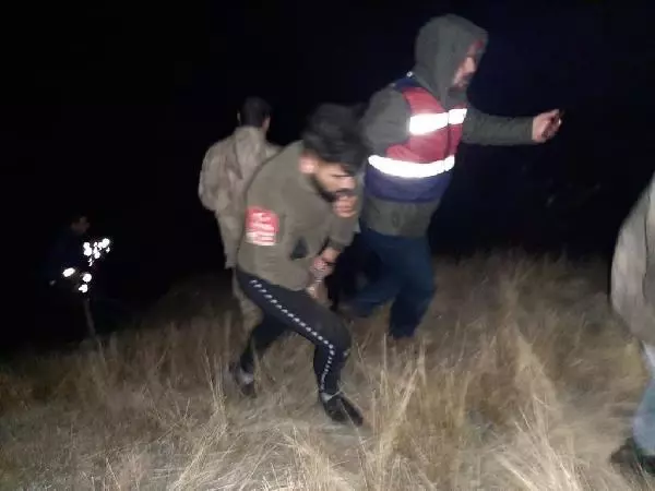 Elazığ'da kaçak kazıya suçüstü: 3 gözaltı Elazığ'da kaçak kazıya suçüstü: 3 gözaltı