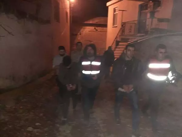 Elazığ'da kaçak kazıya suçüstü: 3 gözaltı Elazığ'da kaçak kazıya suçüstü: 3 gözaltı