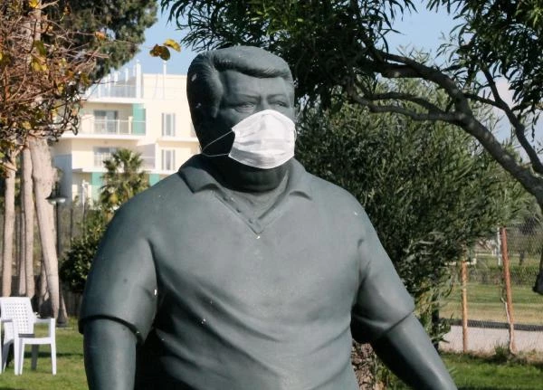 Eski Cumhurbaşkanı Özal'ın heykeline maske takıldı