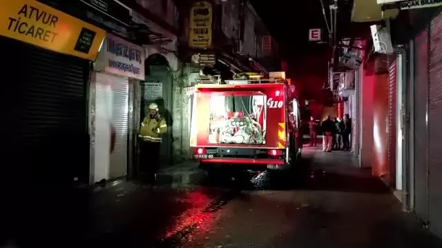 Fatih'teki tarihi iş hanında çıkan yangında 1 kişi öldü Fatih'teki tarihi iş hanında çıkan yangında 1 kişi öldü