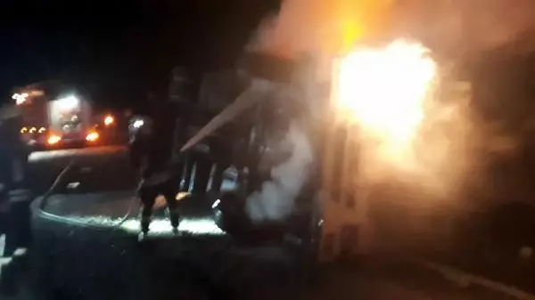 Son dakika haber! Geri dönüşüm malzemesi yüklü TIR devrildi, sürücü öldü Son dakika haber! Geri dönüşüm malzemesi yüklü TIR devrildi, sürücü öldü