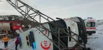 Son dakika haberi... Hasta taşıyan ambulans elektrik direğine çarpıp, yan yattı: 5 yaralı