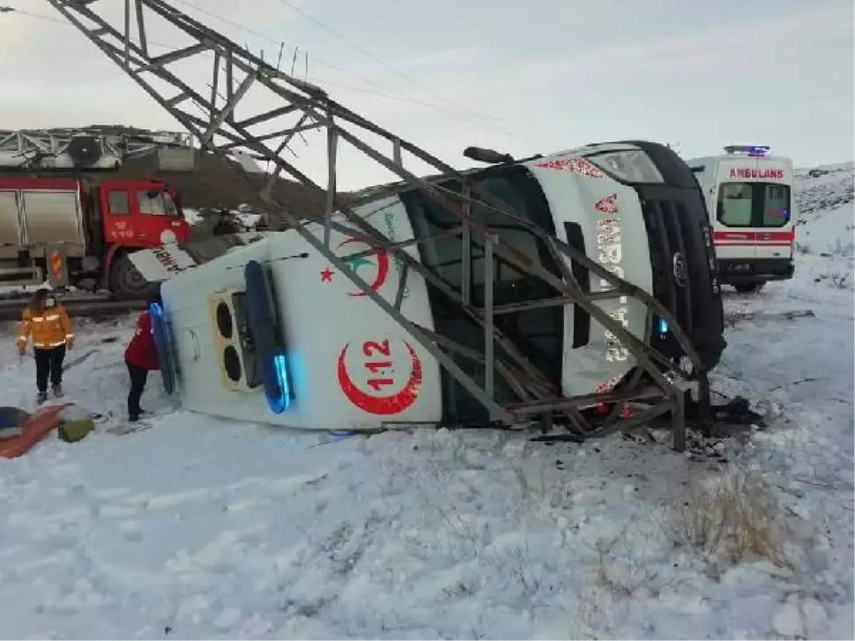 Son dakika haberi... Hasta taşıyan ambulans elektrik direğine çarpıp, yan yattı: 5 yaralı