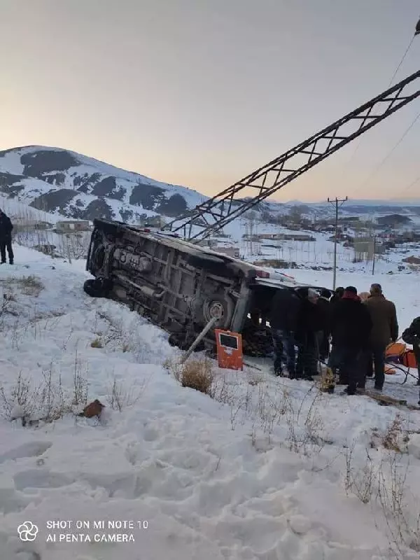 Son dakika haberi... Hasta taşıyan ambulans elektrik direğine çarpıp, yan yattı: 5 yaralı