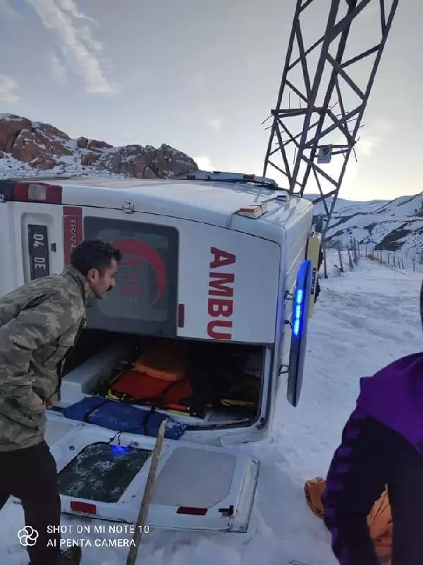 Son dakika haberi... Hasta taşıyan ambulans elektrik direğine çarpıp, yan yattı: 5 yaralı