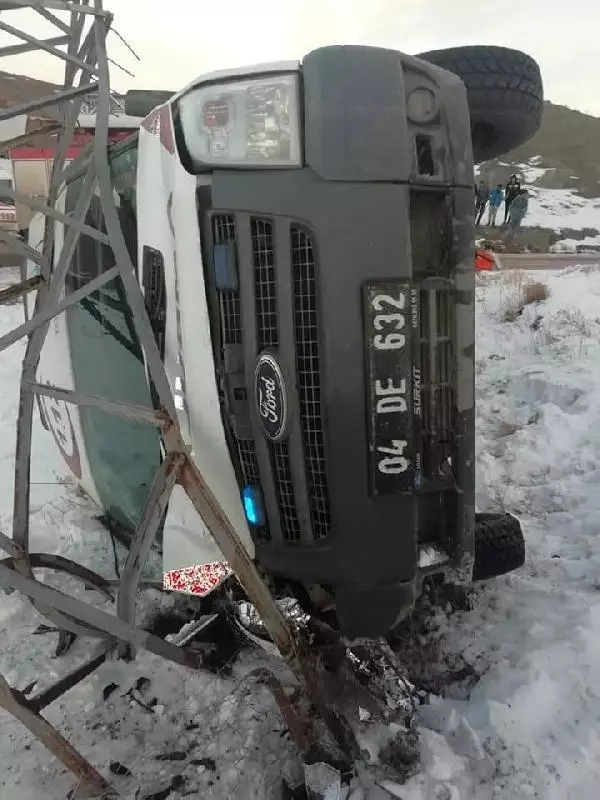 Son dakika haberi... Hasta taşıyan ambulans elektrik direğine çarpıp, yan yattı: 5 yaralı