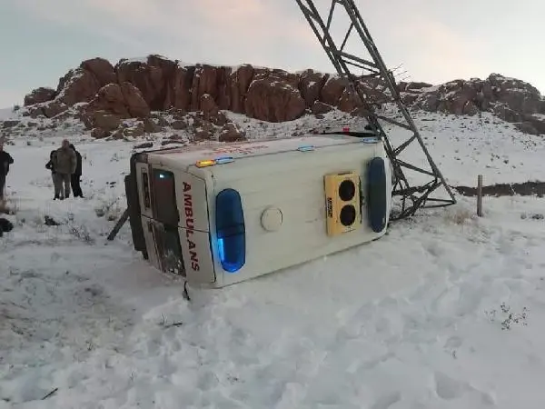 Son dakika haberi... Hasta taşıyan ambulans elektrik direğine çarpıp, yan yattı: 5 yaralı