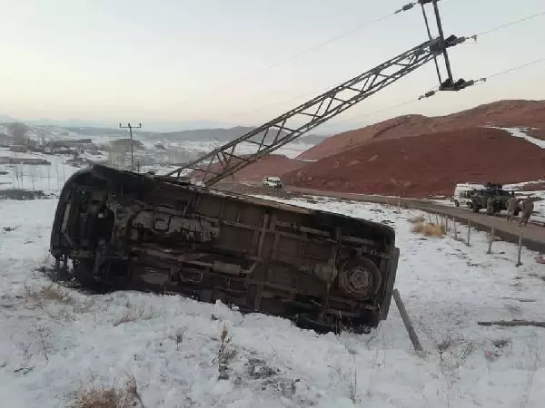 Son dakika haberi... Hasta taşıyan ambulans elektrik direğine çarpıp, yan yattı: 5 yaralı