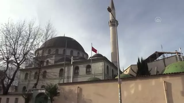 Hırsızlık şüphelisi cami avlusunun çatısında yakalandı Hırsızlık şüphelisi cami avlusunun çatısında yakalandı