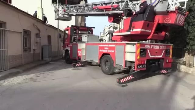Hırsızlık şüphelisi cami avlusunun çatısında yakalandı Hırsızlık şüphelisi cami avlusunun çatısında yakalandı