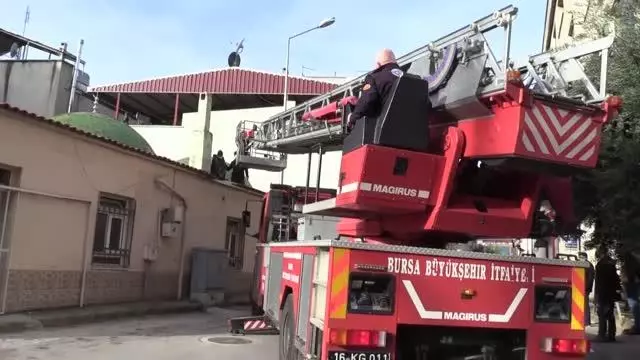 Hırsızlık şüphelisi cami avlusunun çatısında yakalandı Hırsızlık şüphelisi cami avlusunun çatısında yakalandı