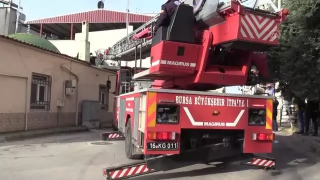 Hırsızlık şüphelisi cami avlusunun çatısında yakalandı Hırsızlık şüphelisi cami avlusunun çatısında yakalandı