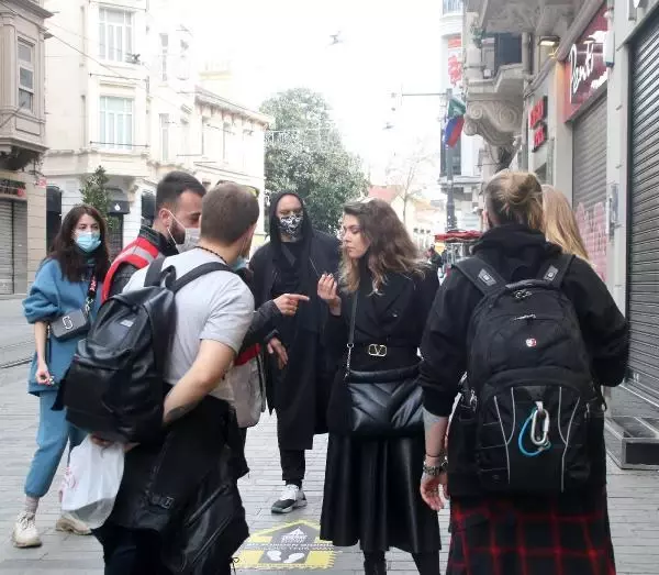 İstiklal Caddesi'nde sigara için turistlere ceza kesildi