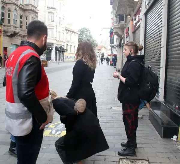 İstiklal Caddesi'nde sigara için turistlere ceza kesildi