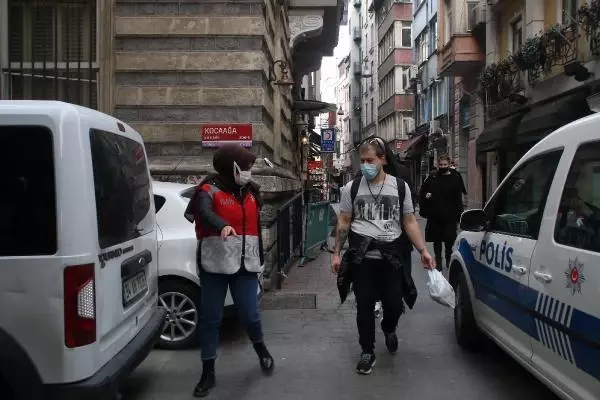 İstiklal Caddesi'nde sigara için turistlere ceza kesildi