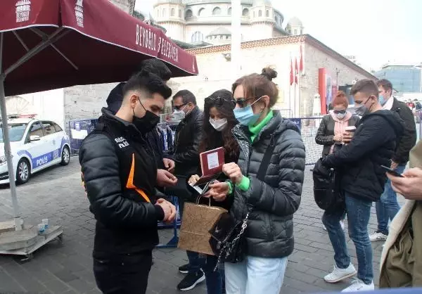 İstiklal Caddesi'nde sigara için turistlere ceza kesildi