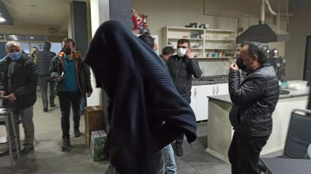 Kumar baskınında kıraathane sahibinden polislere 'pes' dedirten cevap: Gülü seven dikenine katlanır