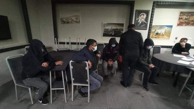 Kumar baskınında kıraathane sahibinden polislere 'pes' dedirten cevap: Gülü seven dikenine katlanır