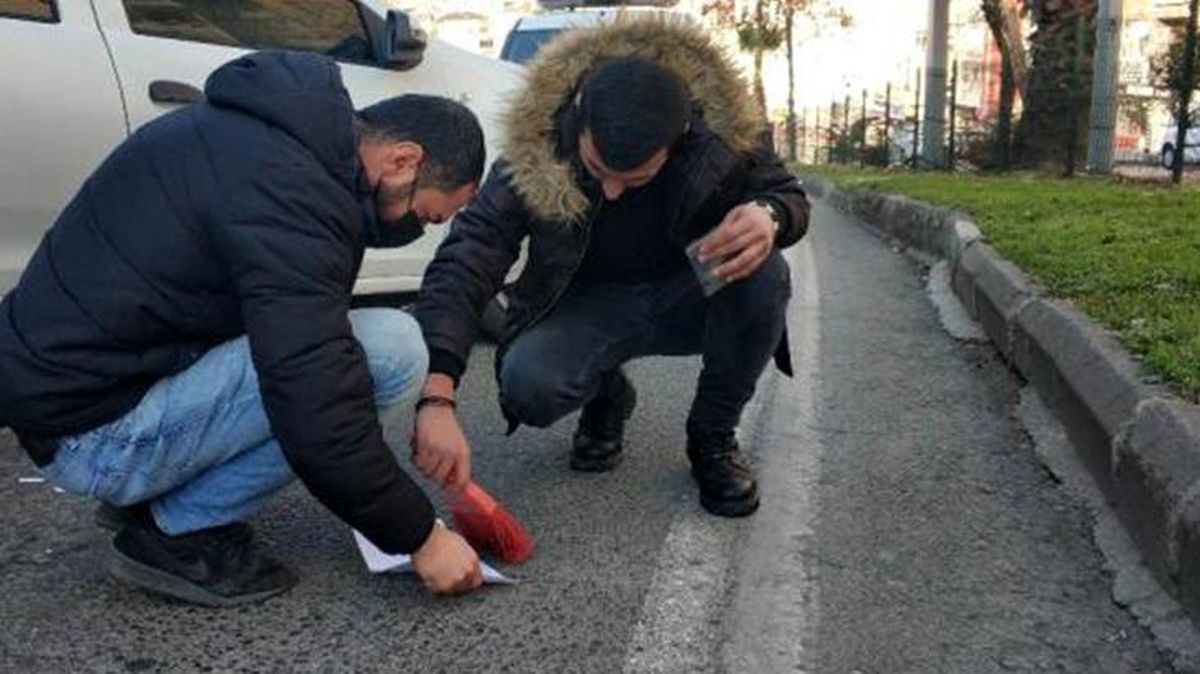 Narkotik polisi fırça ile asfalttan uyuşturucu süpürdü