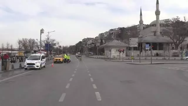 Son dakika haberleri! Pazar gününe sakin uyandı - Eminönü ve Galata Köprüsü Son dakika haberleri! Pazar gününe sakin uyandı - Eminönü ve Galata Köprüsü