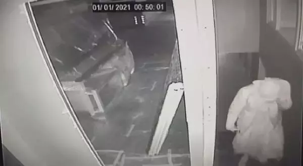 SARIYER'DE KADIN ELBİSESİYLE CİP ÇALAN ŞÜPHELİ KAMERADA SARIYER'DE KADIN ELBİSESİYLE CİP ÇALAN ŞÜPHELİ KAMERADA