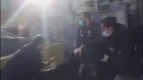 SARIYER'DE KADIN ELBİSESİYLE CİP ÇALAN ŞÜPHELİ KAMERADA SARIYER'DE KADIN ELBİSESİYLE CİP ÇALAN ŞÜPHELİ KAMERADA