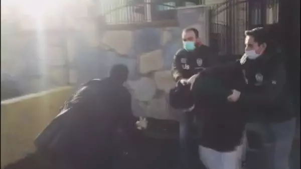 SARIYER'DE KADIN ELBİSESİYLE CİP ÇALAN ŞÜPHELİ KAMERADA SARIYER'DE KADIN ELBİSESİYLE CİP ÇALAN ŞÜPHELİ KAMERADA