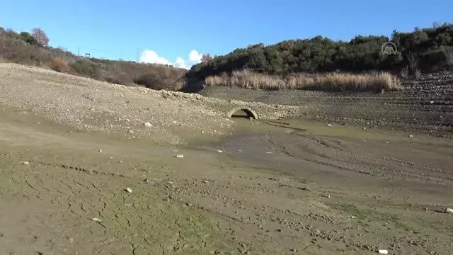 Şarköy'de gölet sularının altındaki tarihi köprü, sular çekilince gün yüzüne çıktı Şarköy'de gölet sularının altındaki tarihi köprü, sular çekilince gün yüzüne çıktı