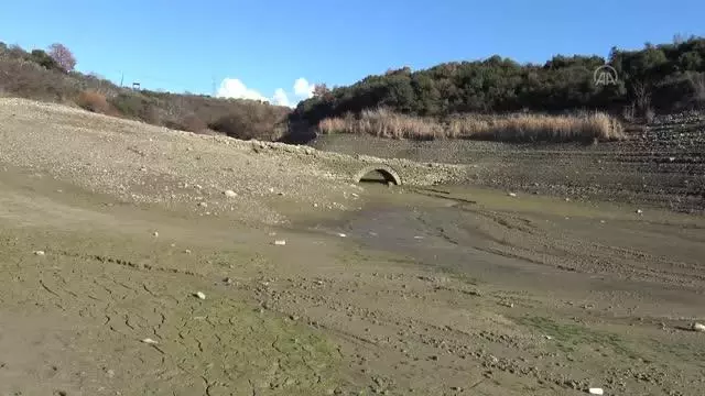 Şarköy'de gölet sularının altındaki tarihi köprü, sular çekilince gün yüzüne çıktı Şarköy'de gölet sularının altındaki tarihi köprü, sular çekilince gün yüzüne çıktı