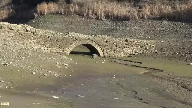 Şarköy'de gölet sularının altındaki tarihi köprü, sular çekilince gün yüzüne çıktı Şarköy'de gölet sularının altındaki tarihi köprü, sular çekilince gün yüzüne çıktı