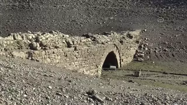 Şarköy'de gölet sularının altındaki tarihi köprü, sular çekilince gün yüzüne çıktı Şarköy'de gölet sularının altındaki tarihi köprü, sular çekilince gün yüzüne çıktı