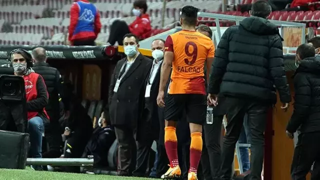 Spor yazarları, Antalyaspor maçında yeniden sakatlanan Falcao'yu sert bir dille eleştirdi Spor yazarları, Antalyaspor maçında yeniden sakatlanan Falcao'yu sert bir dille eleştirdi