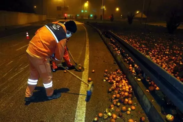 TIR devrildi; sebze ve meyveler yola saçıldı