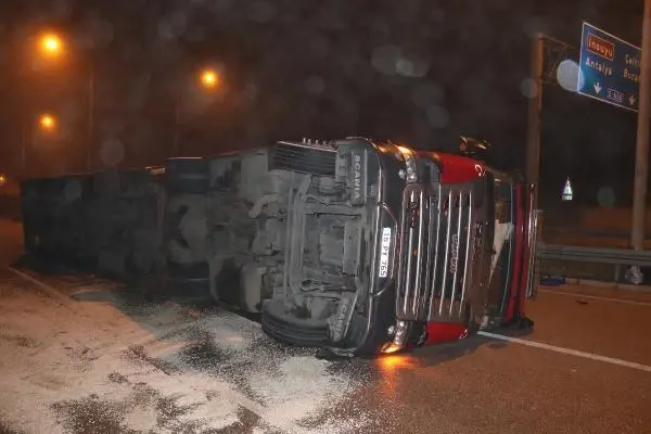 TIR devrildi; sebze ve meyveler yola saçıldı