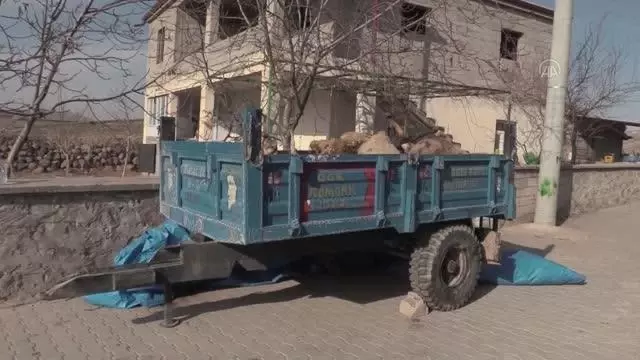 Trafik kazasında koyunları telef olan Şerife nineyi Aksaray Valiliği sevindirdi Trafik kazasında koyunları telef olan Şerife nineyi Aksaray Valiliği sevindirdi