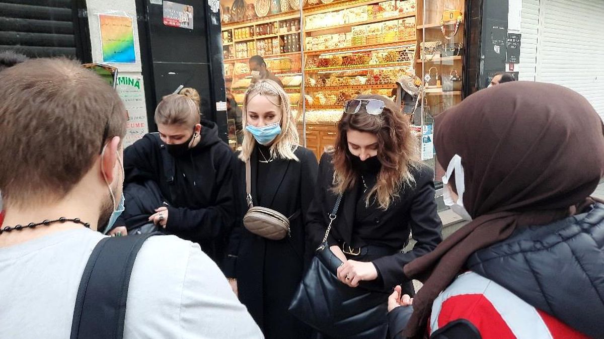 Cadde ortasında maske takmayan ve sigara içen turist grubunu polis affetmedi